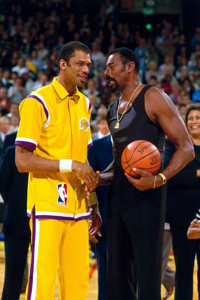 1984: Kareem con Wilt Chamberlain prima di una partita dei Lakers